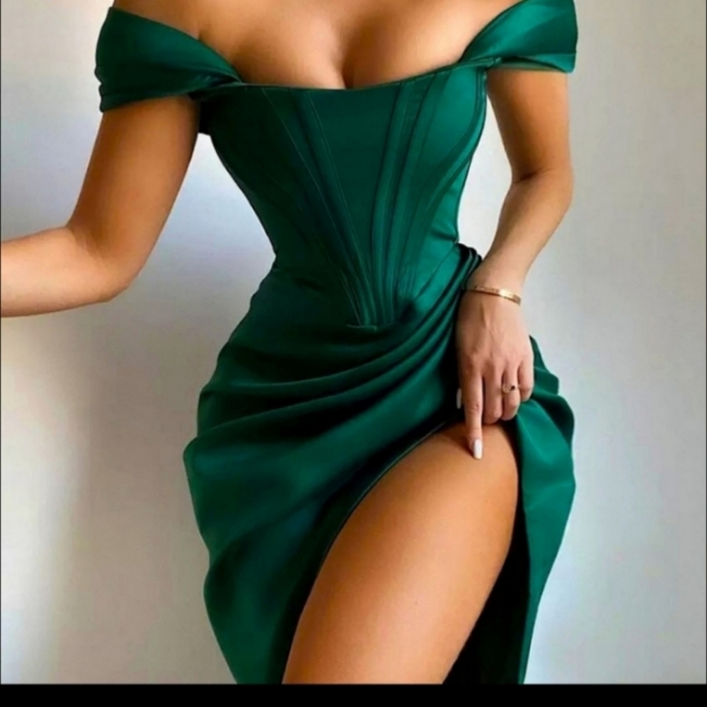 Emerald satin dress sold out - Picture 8 of 9